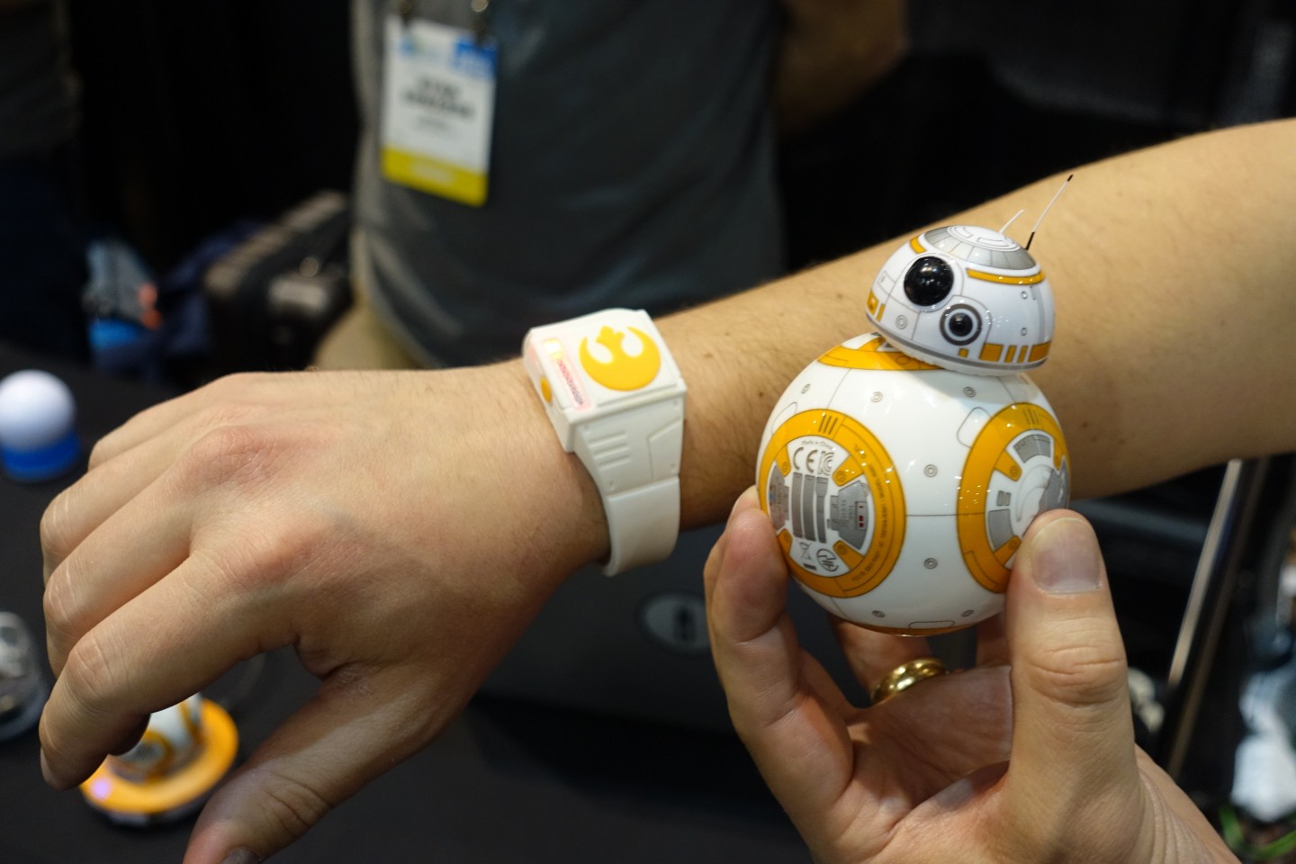 Force Band บังคับ BB-8 ราวกับเป็นเจได