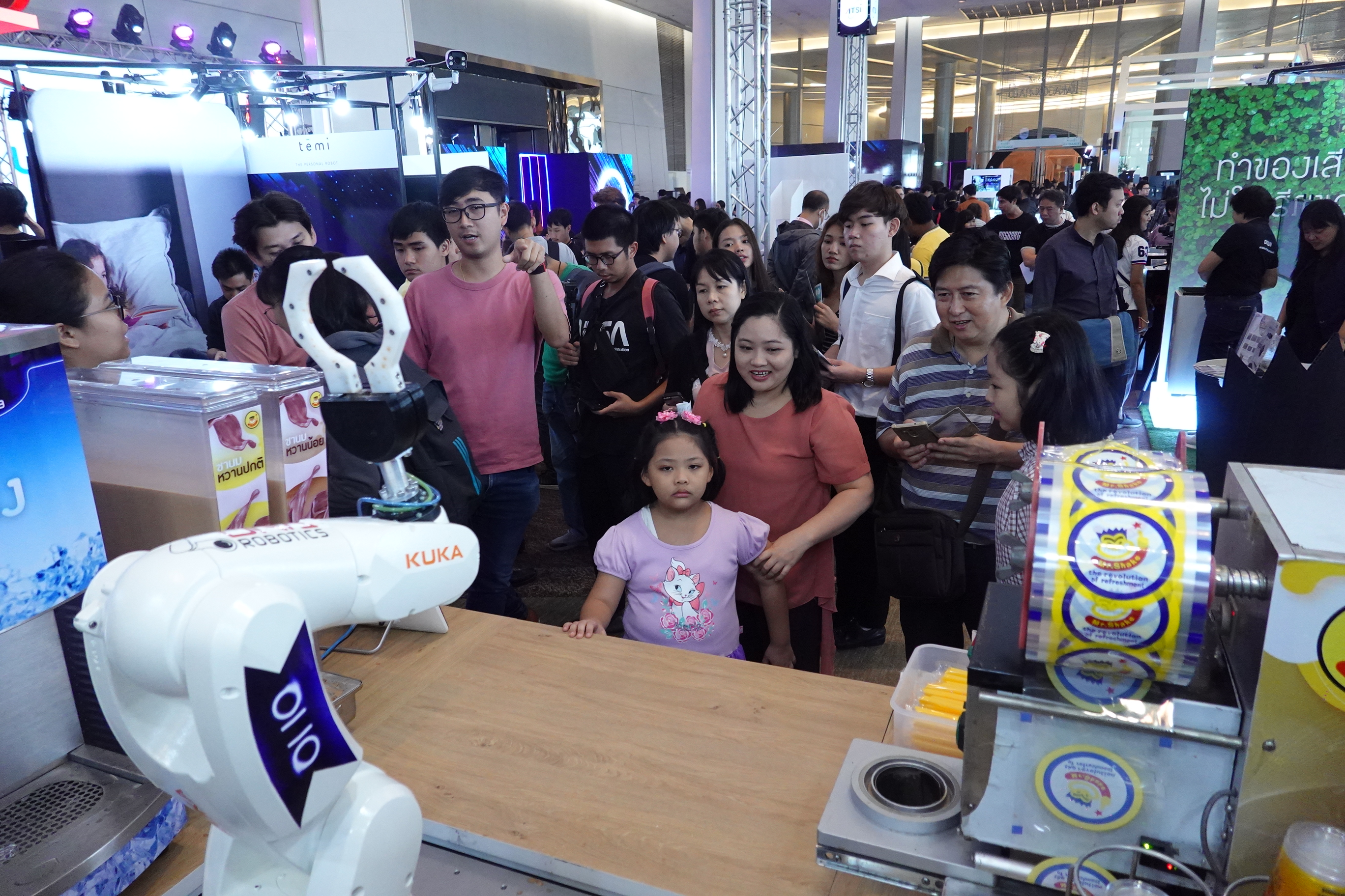 หุ่นยนต์ชงชานมไข่มุก